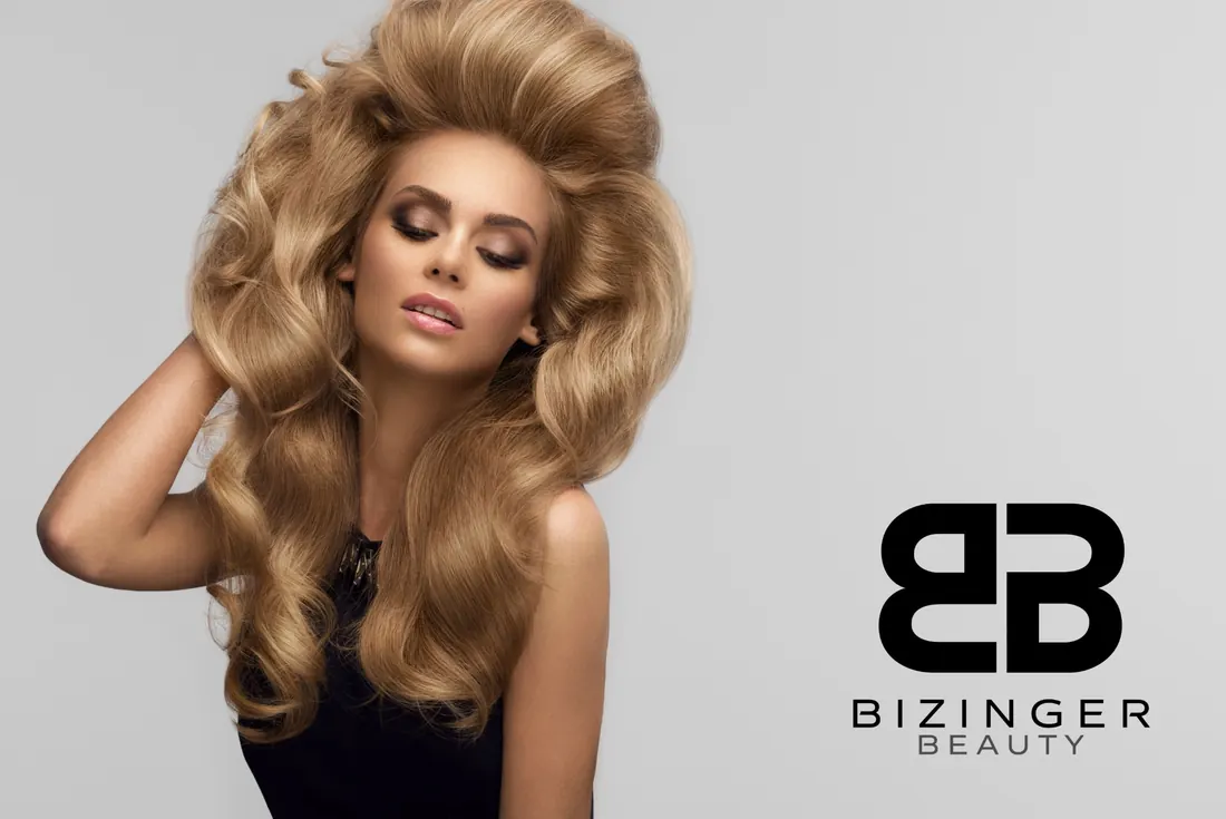 Dús, hullámos szőke frizura a Bizinger Beauty logójával