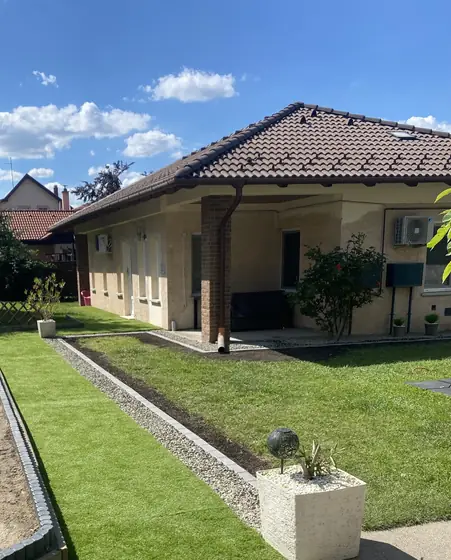 A szalon épülete a kert felől